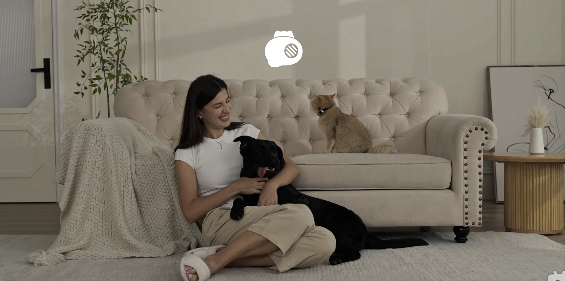 Person mit Haustieren auf dem Sofa